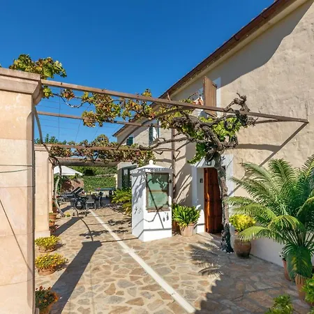 Villa Sleeps 6 With Pool Air Con And Wifi