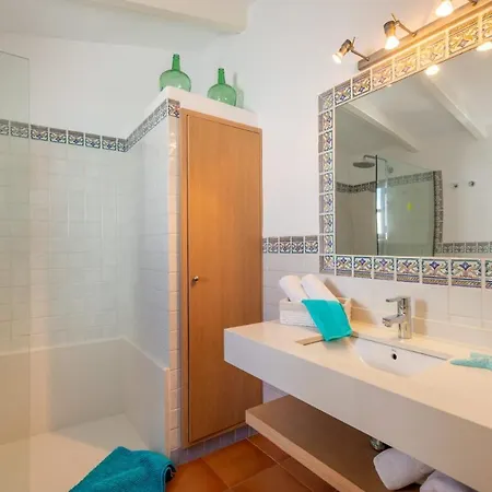 Sleeps 6 With Pool Air Con And Wifi