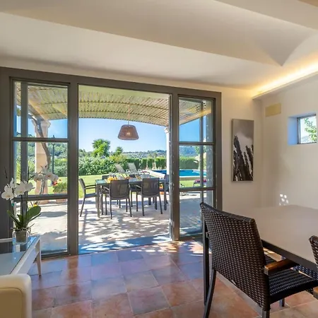 Sleeps 6 With Pool Air Con And Wifi